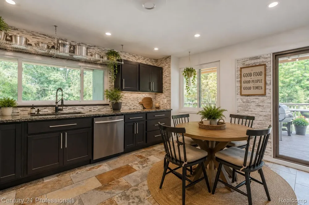 9561 Ute Pointe Drive Springfield Charter Township, MI 48346