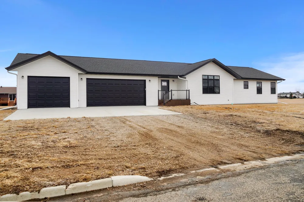 208 4th st NW Gwinner, ND 58040