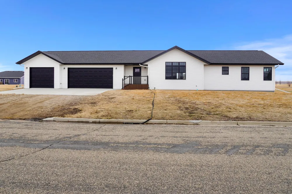 208 4th st NW Gwinner, ND 58040