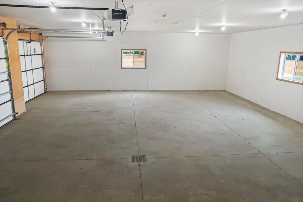 208 4th st NW Gwinner, ND 58040