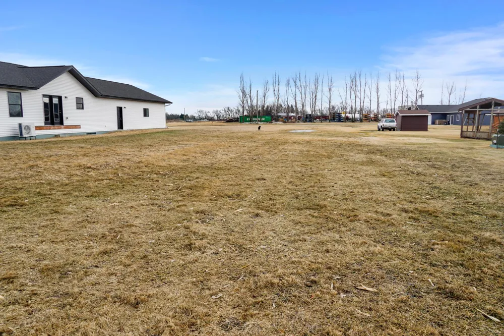 208 4th st NW Gwinner, ND 58040
