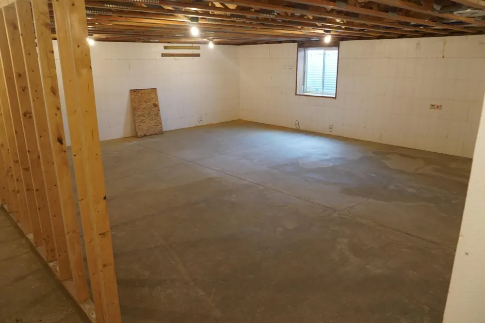 208 4th st NW Gwinner, ND 58040