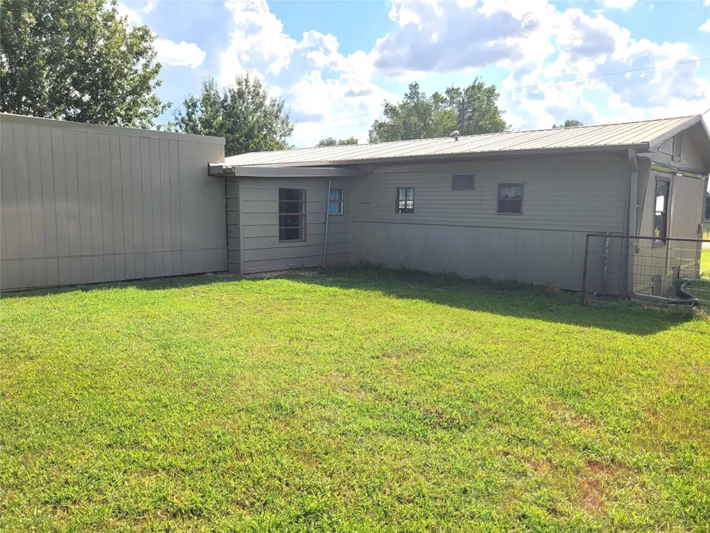 735 SW 1st Detroit, TX 75436