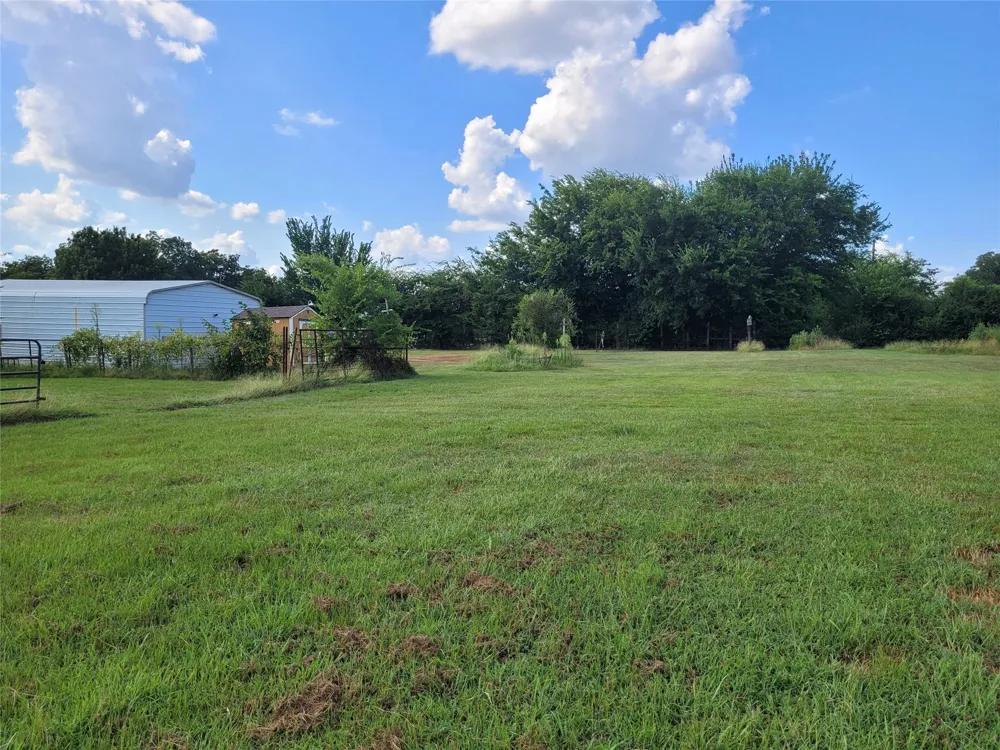 735 SW 1st Detroit, TX 75436