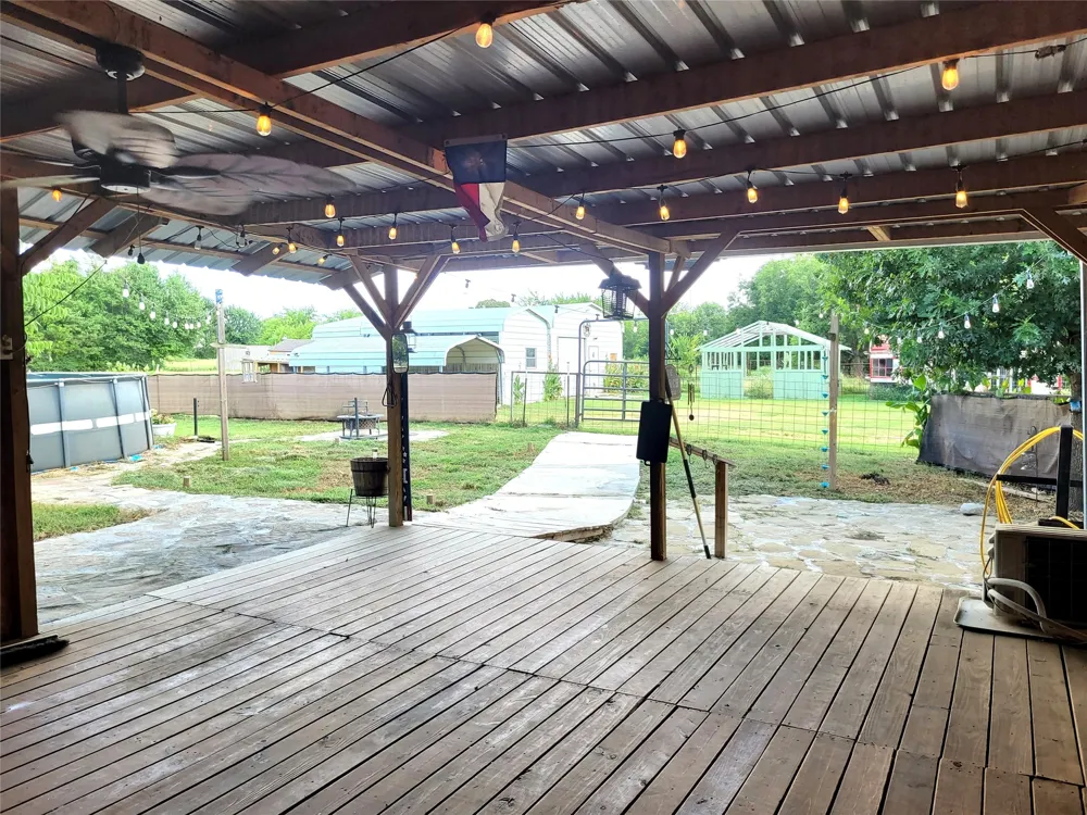 735 SW 1st Detroit, TX 75436