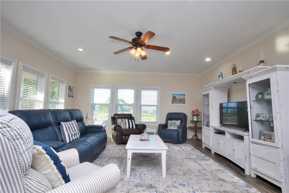 102 Smith Cove Rockport, TX 78382