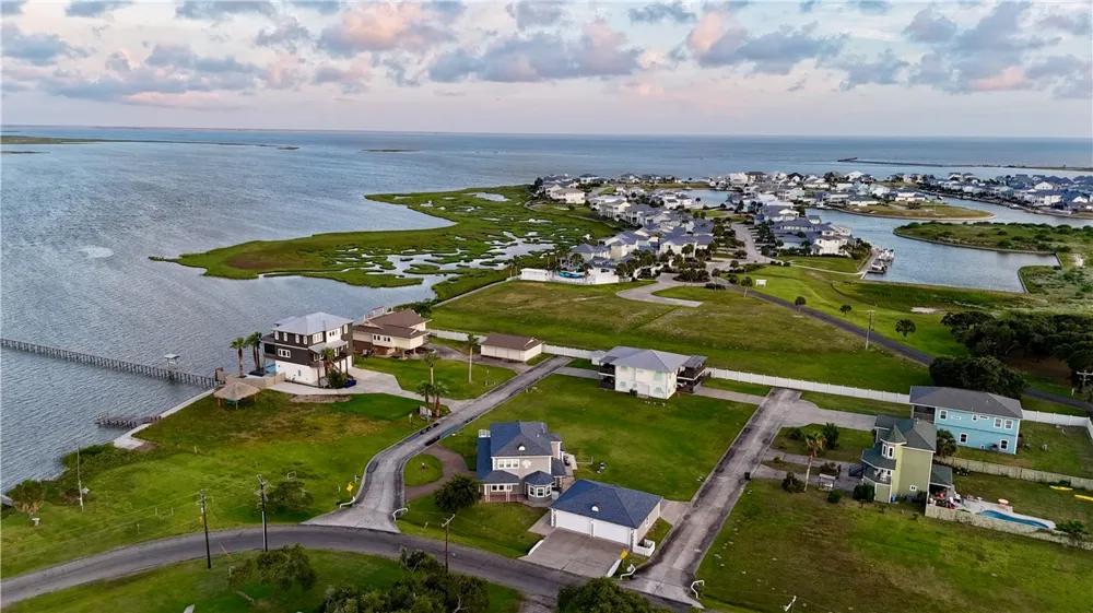 102 Smith Cove Rockport, TX 78382