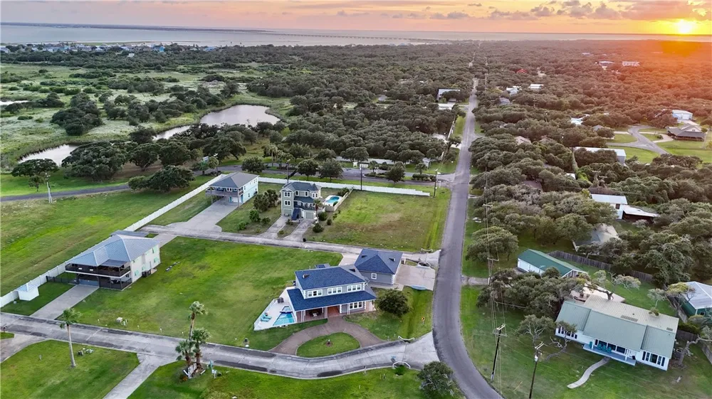 102 Smith Cove Rockport, TX 78382