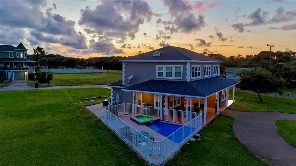 102 Smith Cove Rockport, TX 78382