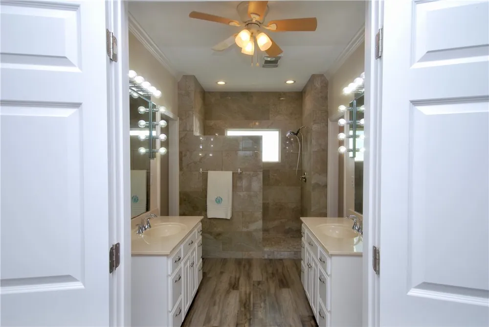 102 Smith Cove Rockport, TX 78382