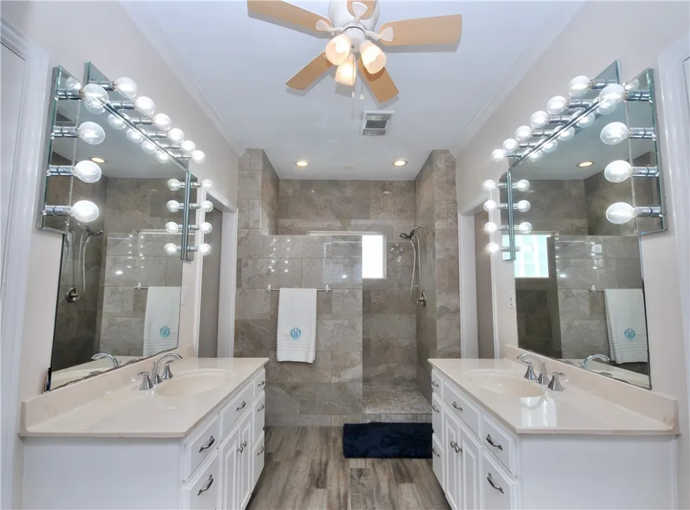 102 Smith Cove Rockport, TX 78382
