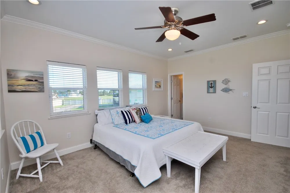 102 Smith Cove Rockport, TX 78382