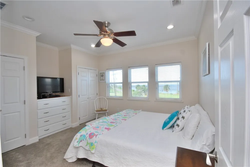 102 Smith Cove Rockport, TX 78382