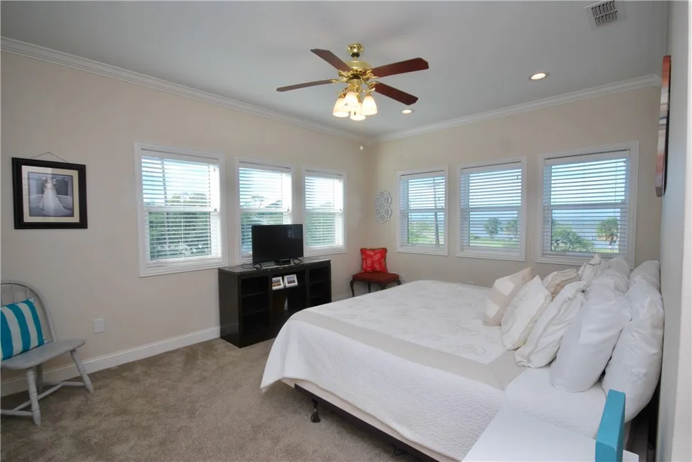102 Smith Cove Rockport, TX 78382