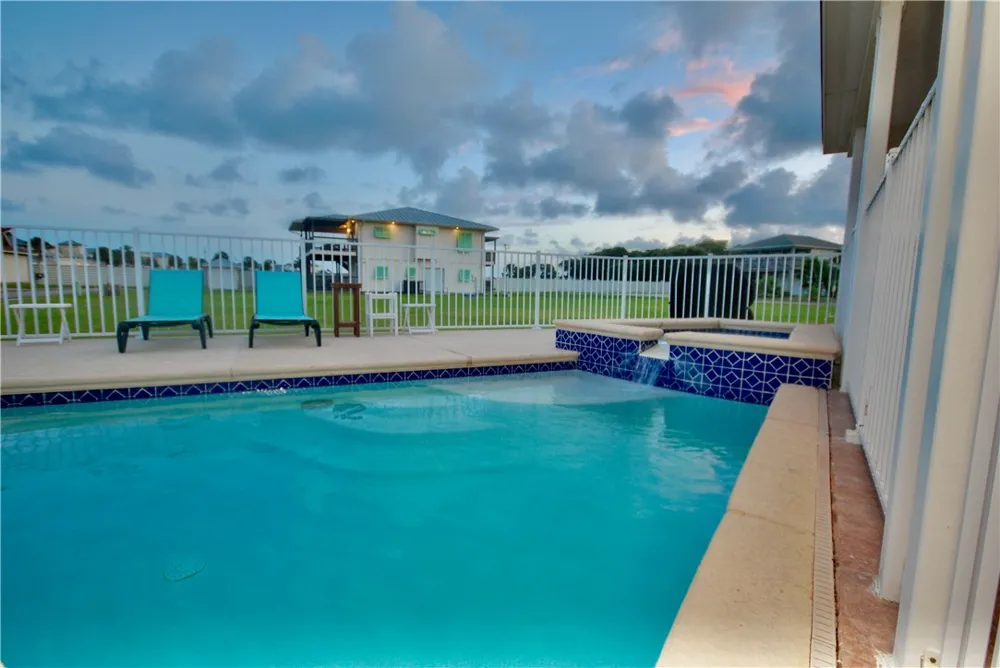 102 Smith Cove Rockport, TX 78382