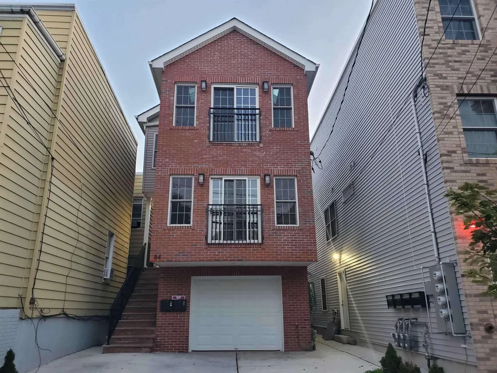 84 ANDREW ST Bayonne, NJ 07002