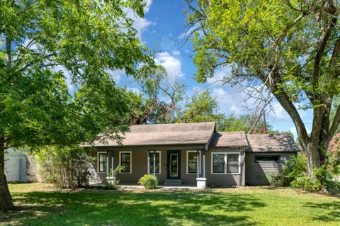 207 Hackberry Street