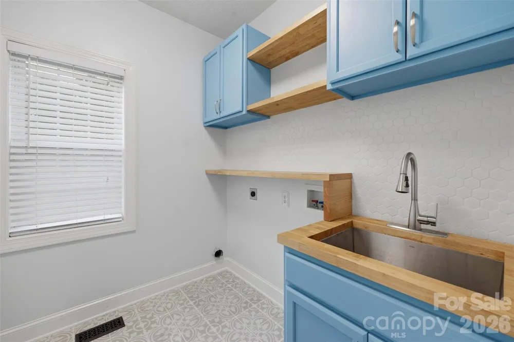 1064 Baker Barn Road Hickory, NC 28602