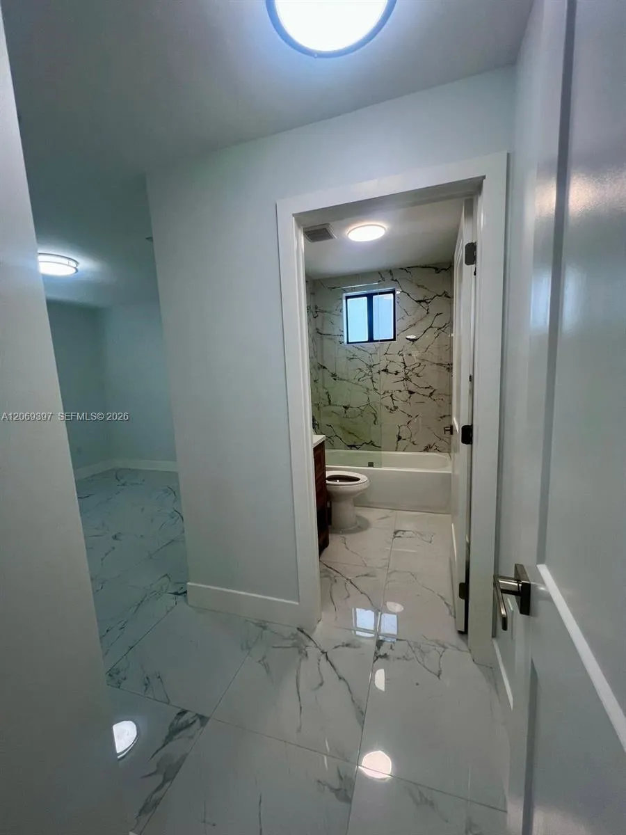 1860 NW 19th St #203 Miami, FL 33125