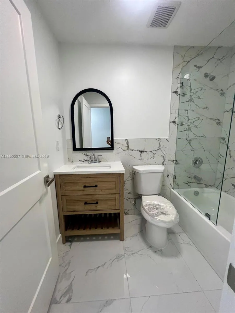 1860 NW 19th St #203 Miami, FL 33125