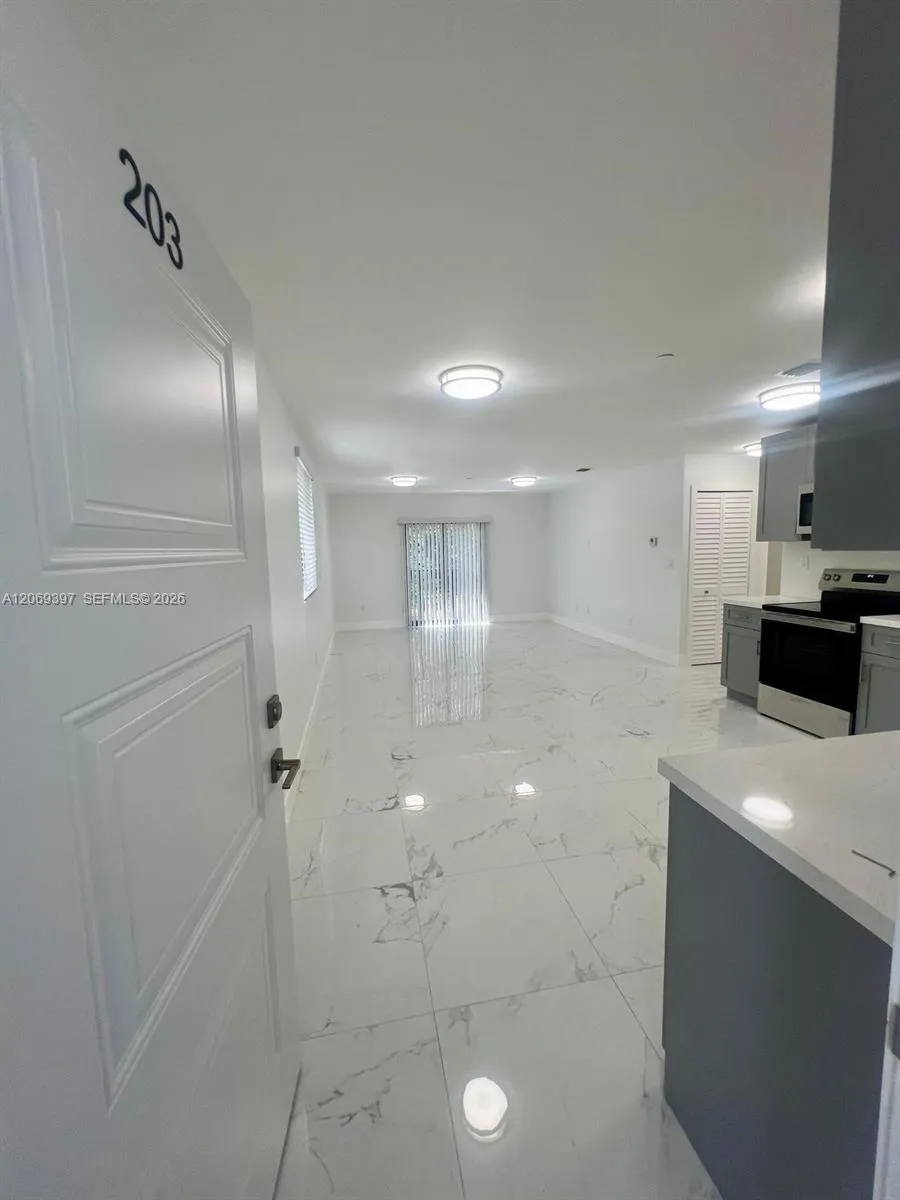 1860 NW 19th St #203 Miami, FL 33125