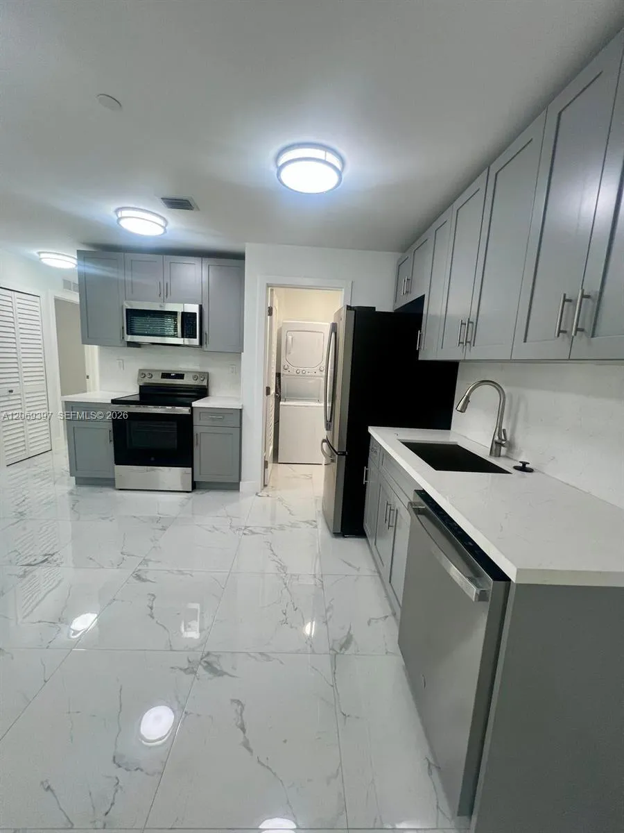 1860 NW 19th St #203 Miami, FL 33125