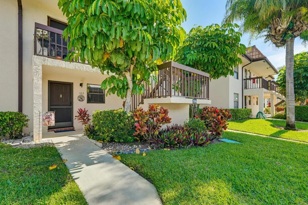 7245 Golf Colony Court #204 Lake Worth, FL 33467