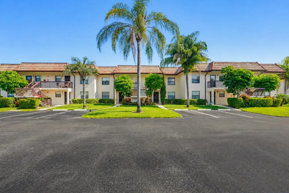 7245 Golf Colony Court #204 Lake Worth, FL 33467