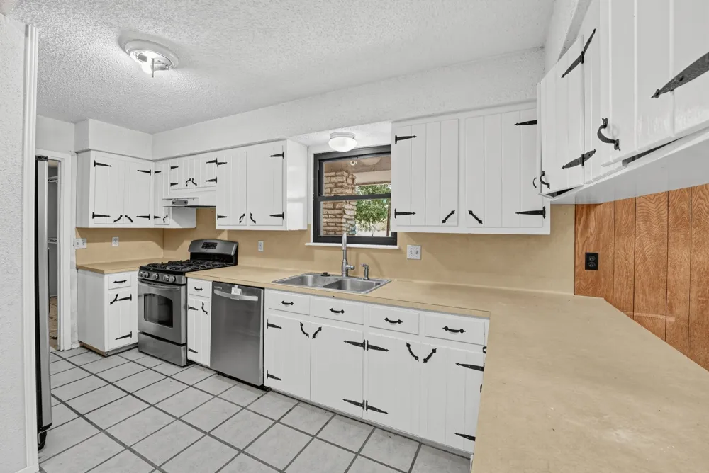 1650 County Road 421 Taylor, TX 76574