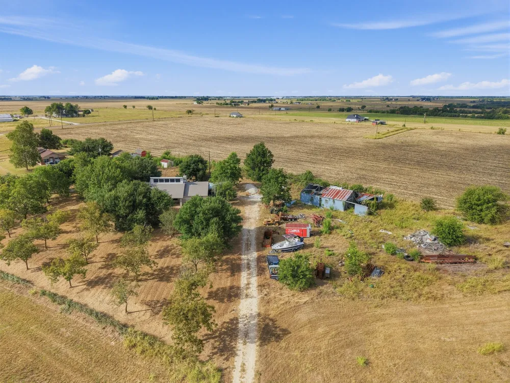 1650 County Road 421 Taylor, TX 76574