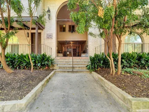 505 W 7th Street #202