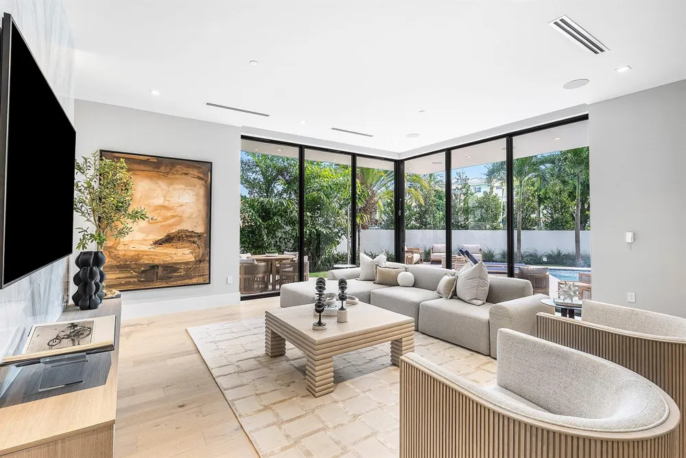 810 Andrews Avenue Delray Beach, FL 33483
