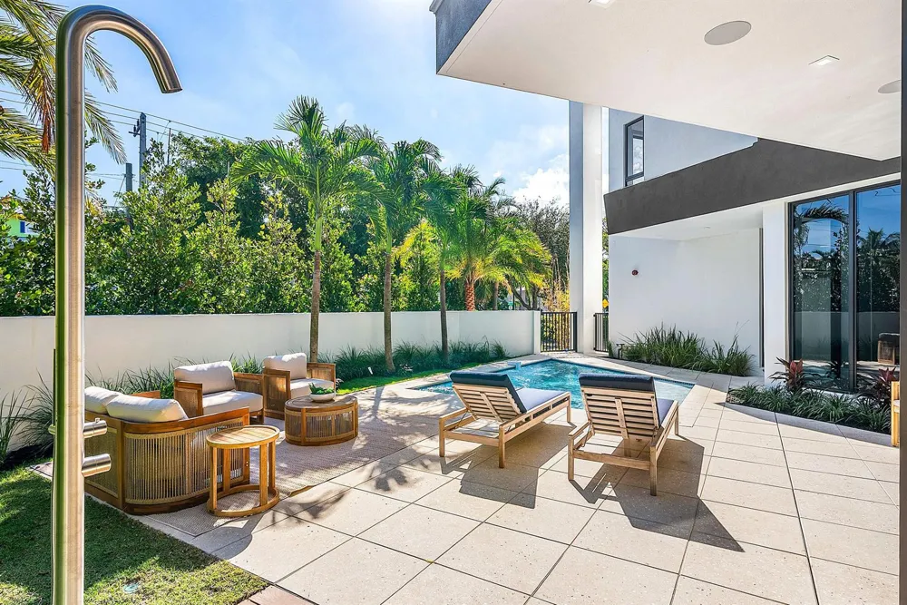 810 Andrews Avenue Delray Beach, FL 33483