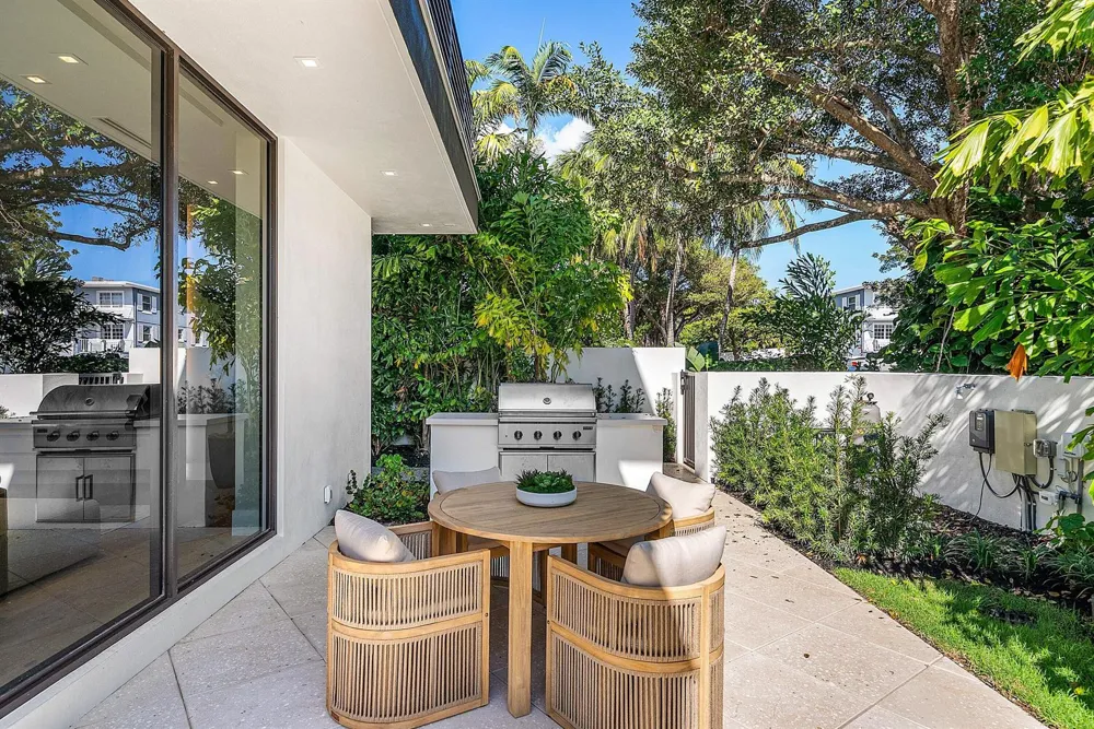 810 Andrews Avenue Delray Beach, FL 33483