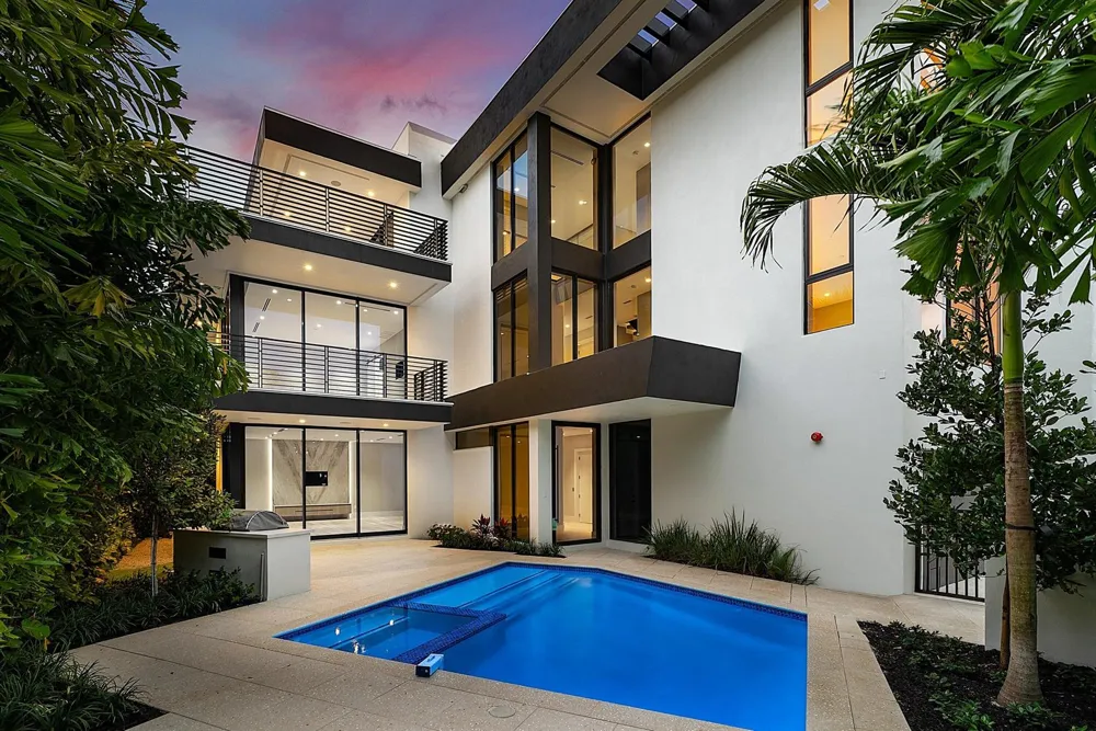 810 Andrews Avenue Delray Beach, FL 33483
