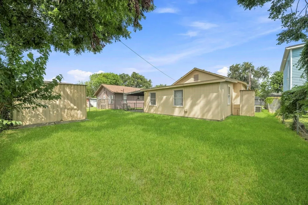 605 W Cleveland Street Baytown, TX 77520