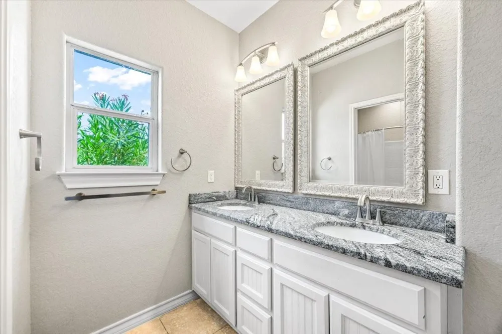 254 Broken Arrow Floresville, TX 78114