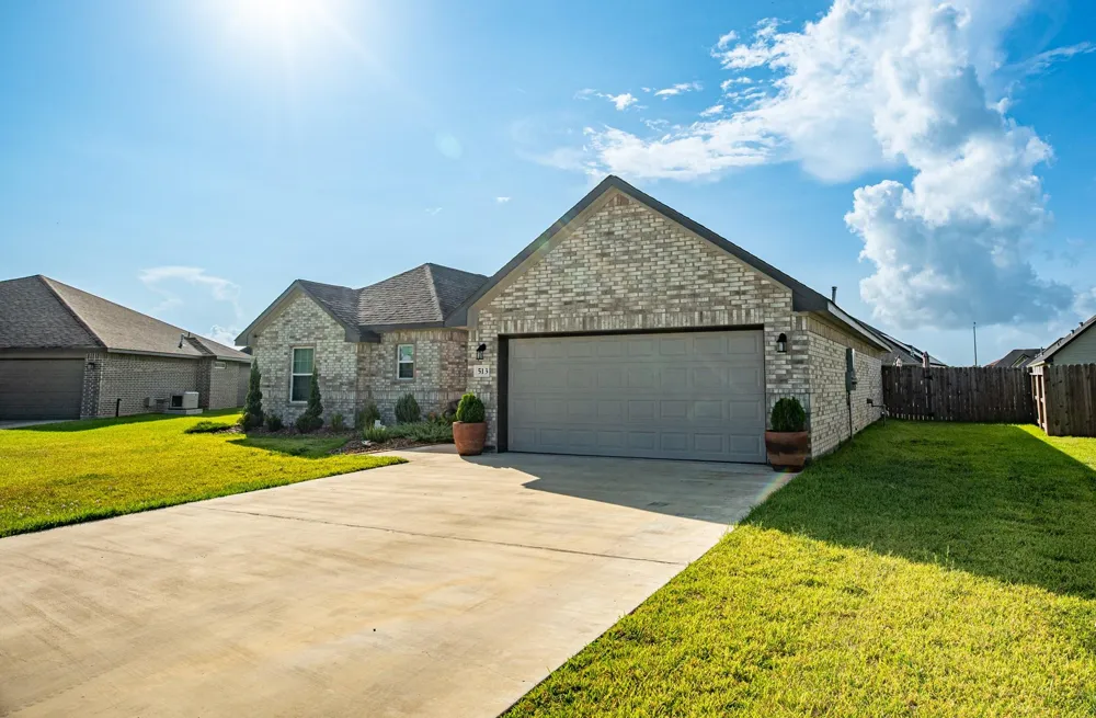 513 Yorktown Avenue Clute, TX 77531