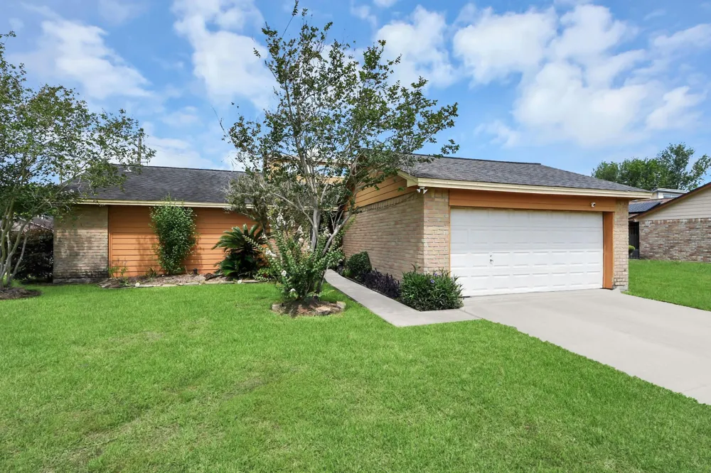 16338 Hunting Dog Court Houston, TX 77489