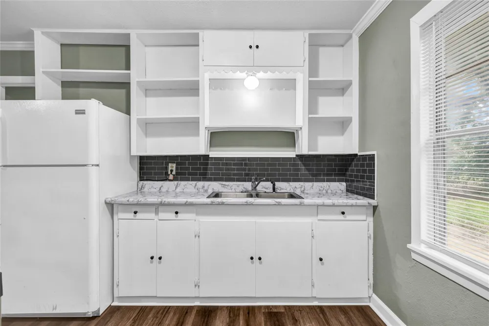 1100 Meadowlane Street Angleton, TX 77515