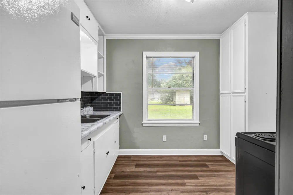 1100 Meadowlane Street Angleton, TX 77515