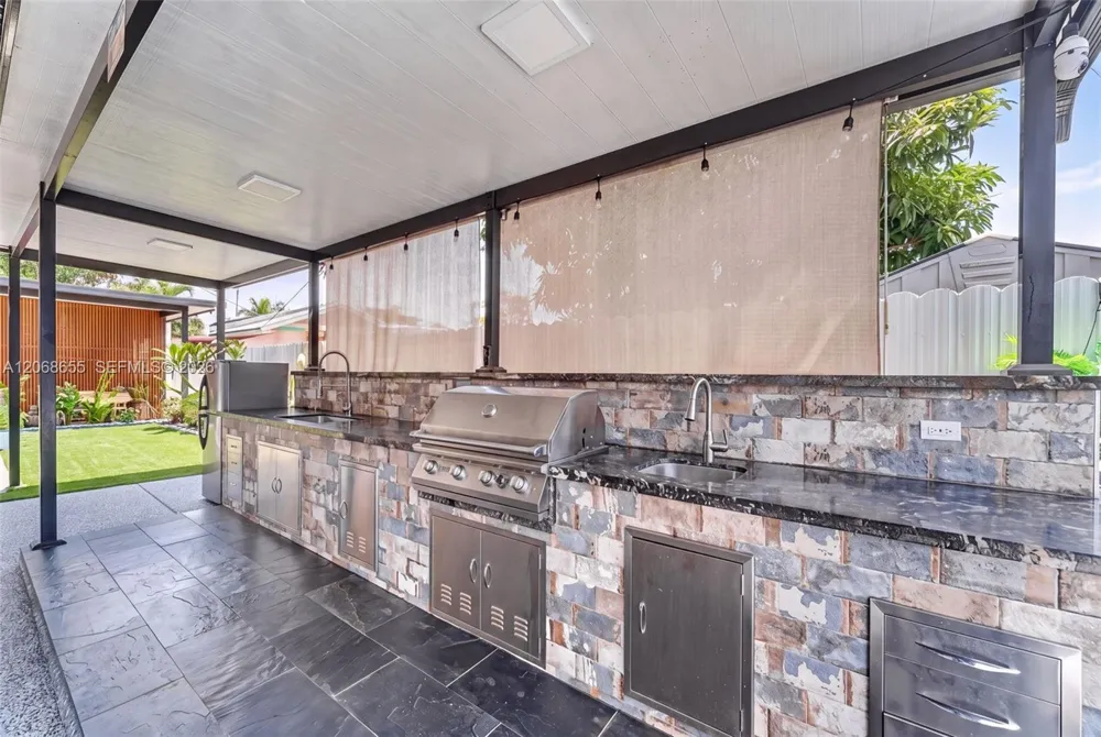 700 W 51st Pl Hialeah, FL 33012