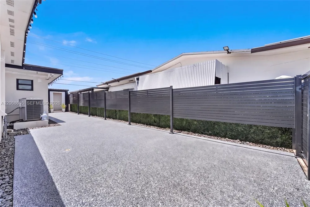 700 W 51st Pl Hialeah, FL 33012