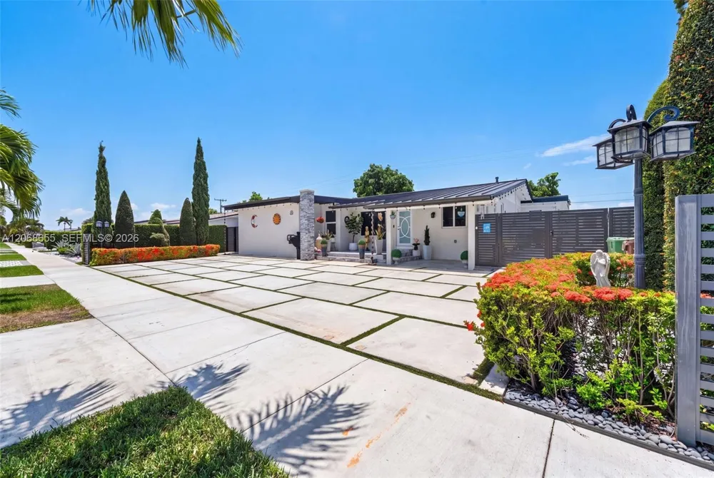700 W 51st Pl Hialeah, FL 33012