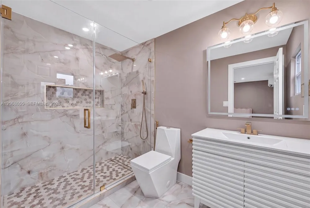 700 W 51st Pl Hialeah, FL 33012