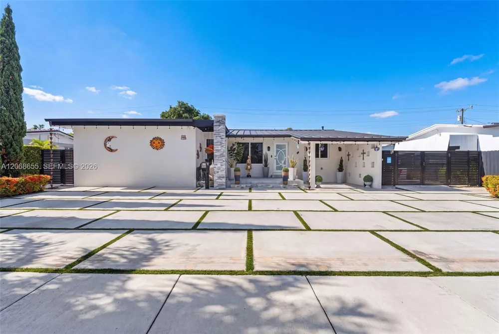 700 W 51st Pl Hialeah, FL 33012
