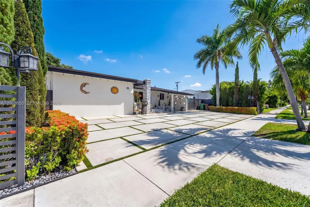 700 W 51st Pl Hialeah, FL 33012