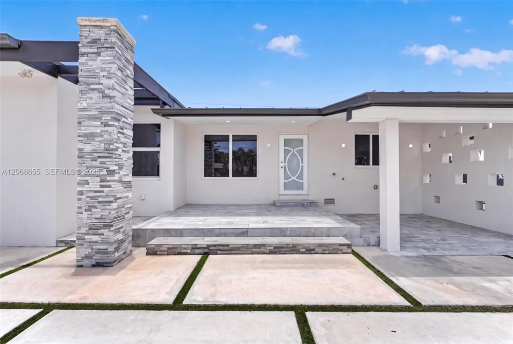 700 W 51st Pl Hialeah, FL 33012