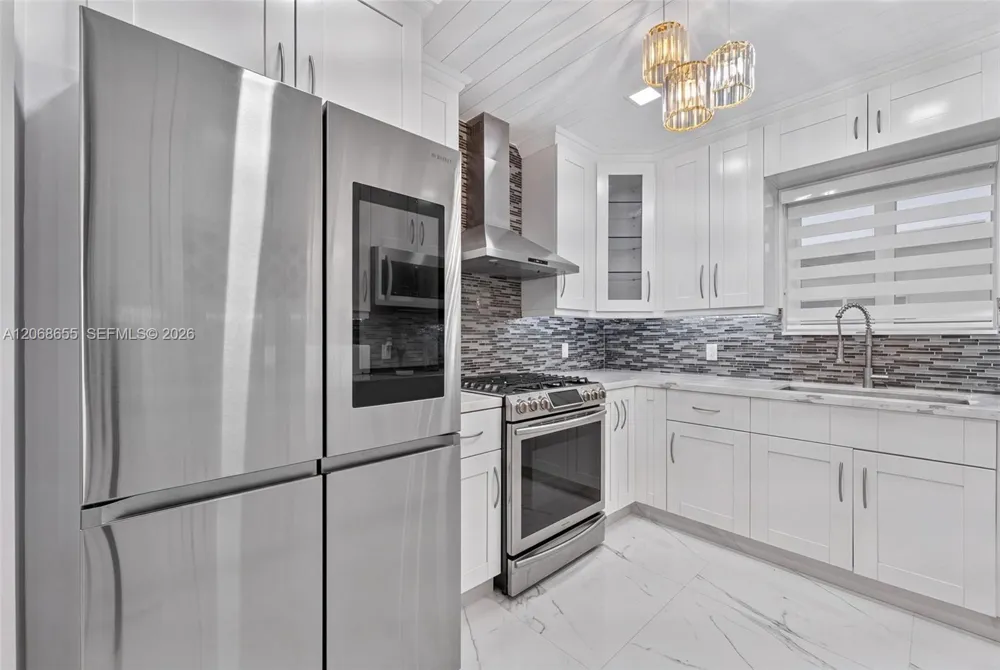700 W 51st Pl Hialeah, FL 33012