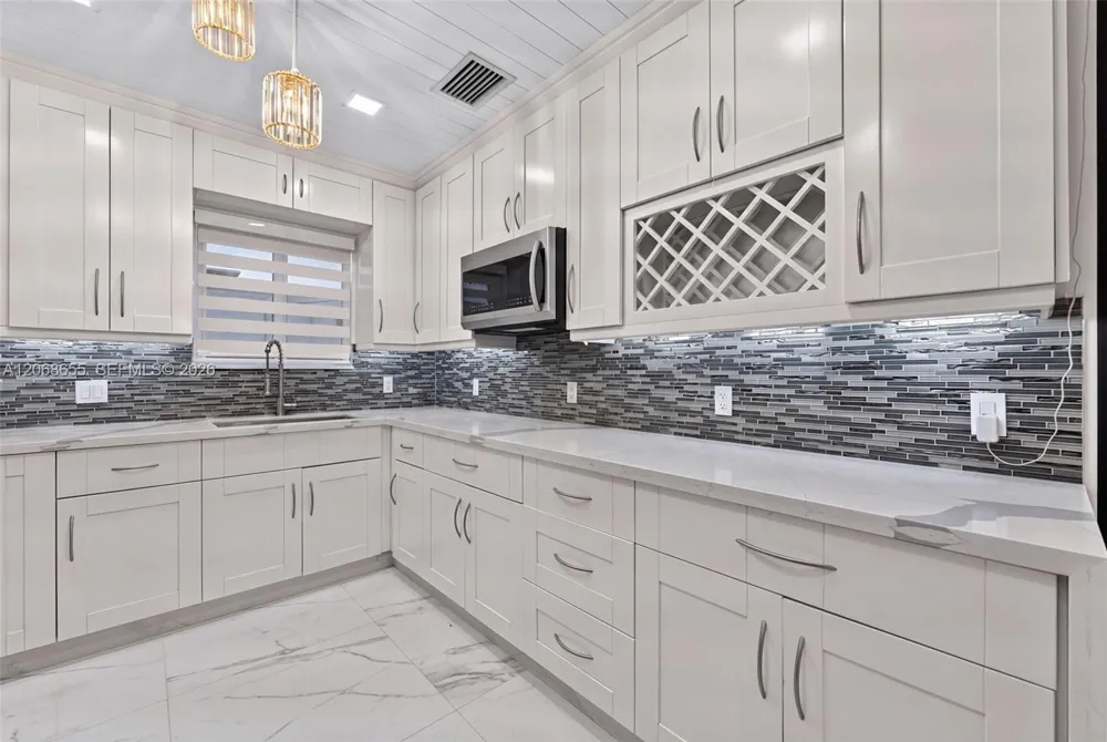 700 W 51st Pl Hialeah, FL 33012